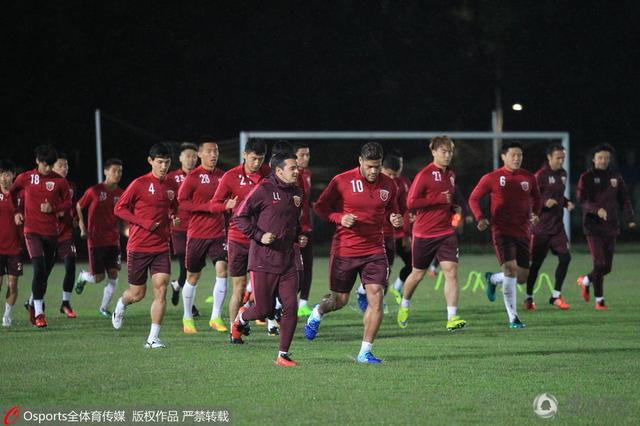 (Elliott1992:192)本文基本上同意这样的批评齐杰克的处理最草率的地方在于他完全把真实层独立出来，把想像层看成符号层的傀儡:一个形象、或者说一个想像的形体能以我们自己所肯定的方式来呈现我们自己，是因为有符号认同的主导、决定。